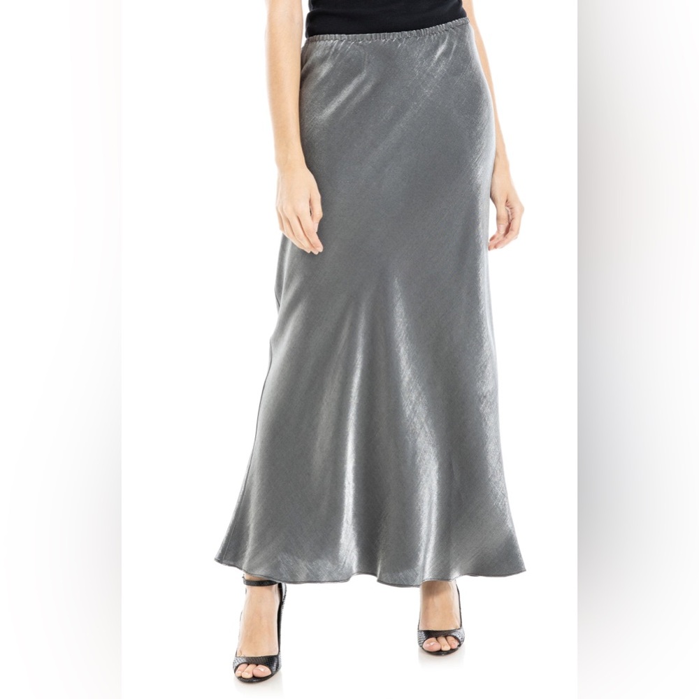 Bias Cut Satin Midi Skirt
MAX STUDIO size large NWTs 🤍